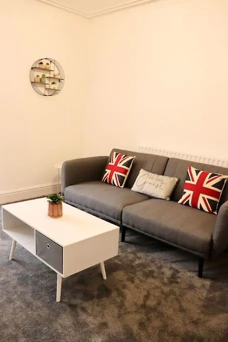 Charming 3 Bedroom Property Free Wifi & Parking Leeds  Leeds (West Yorkshire)