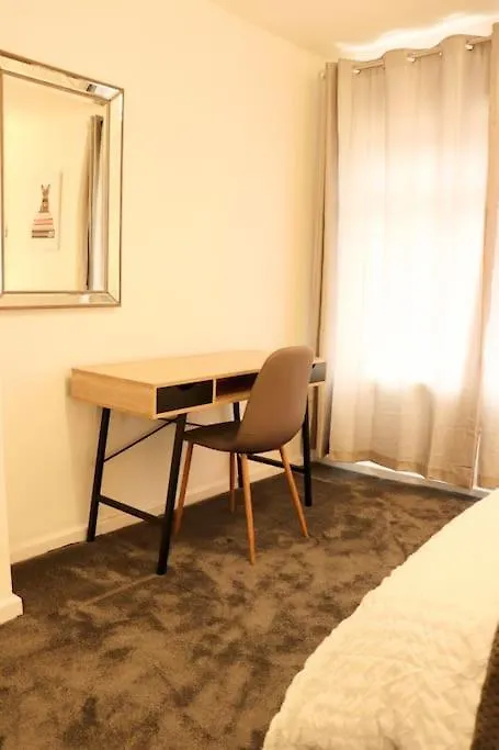 Charming 3 Bedroom Property Free Wifi & Parking Leeds  Apartament