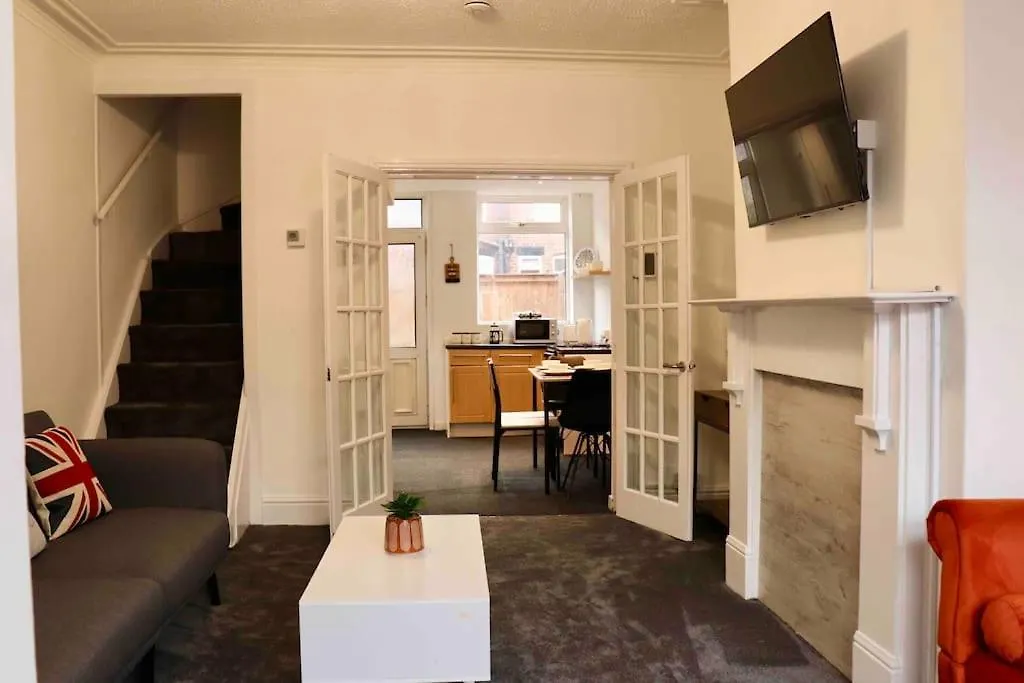 Charming 3 Bedroom Property Free Wifi & Parking Leeds  0*, Leeds (West Yorkshire)