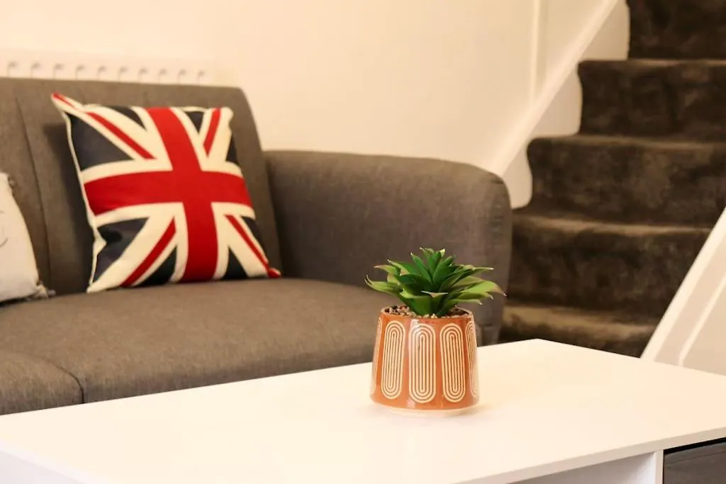 Charming 3 Bedroom Property Free Wifi & Parking Leeds  Apartament