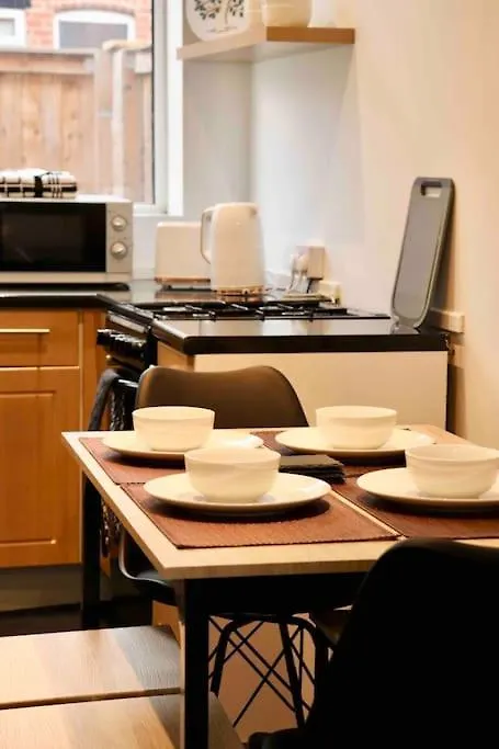 Charming 3 Bedroom Property Free Wifi & Parking Leeds  Apartament