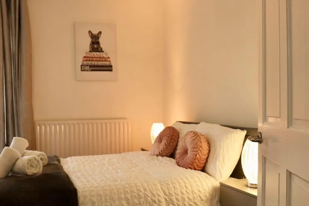 Charming 3 Bedroom Property Free Wifi & Parking Leeds  Leeds (West Yorkshire)
