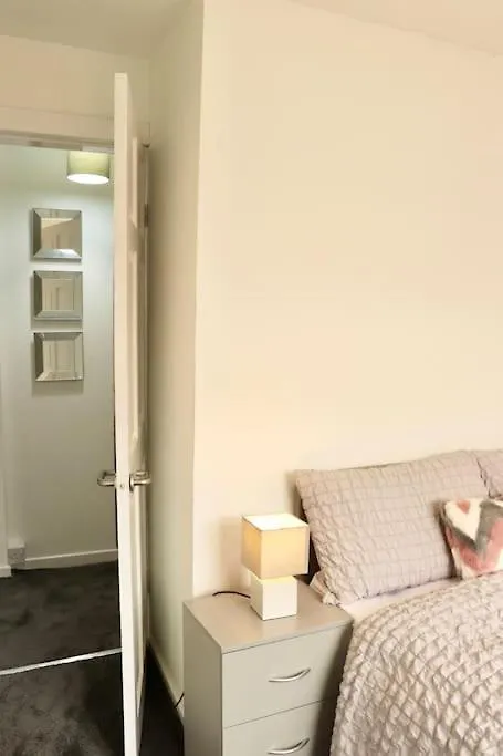 Charming 3 Bedroom Property Free Wifi & Parking Leeds  Leeds (West Yorkshire)