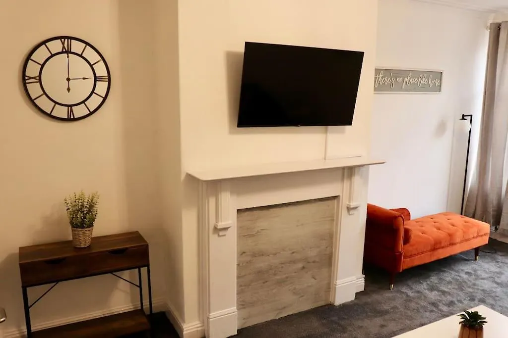 Charming 3 Bedroom Property Free Wifi & Parking Leeds  0*, Leeds (West Yorkshire)