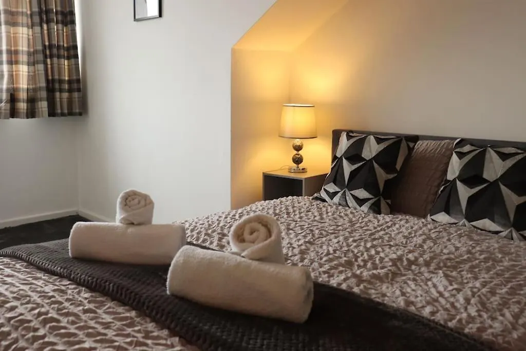 Charming 3 Bedroom Property Free Wifi & Parking Leeds  Lägenhet