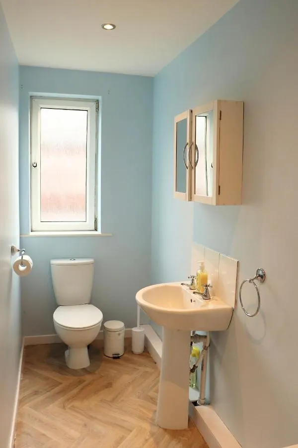 Charming 3 Bedroom Property Free Wifi & Parking Leeds  Lägenhet