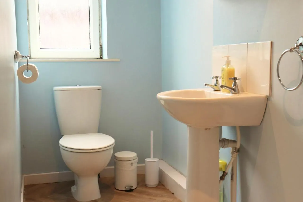 Charming 3 Bedroom Property Free Wifi & Parking Leeds